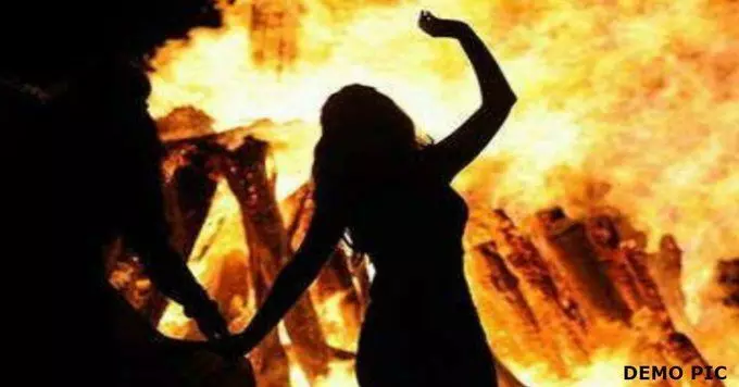 यूपी में सामूहिक दुष्कर्म के बाद युवती को जिंदा जलाया, वीडियो सामने आने के बाद केस दर्ज