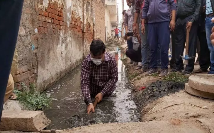 8 फीट गहरे नाले में घुस मंत्री जी ने निकाला कीचड़, लोग देखते ही अचंभित हुए