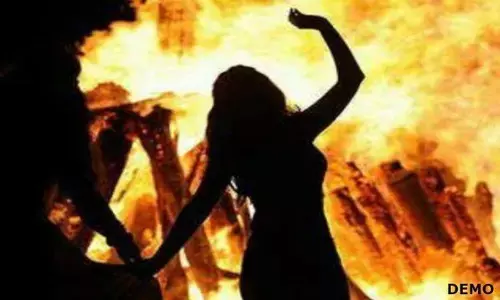 यूपी में सामूहिक दुष्कर्म के बाद युवती को जिंदा जलाया, वीडियो सामने आने के बाद केस दर्ज यूपी में सामूहिक दुष्कर्म के बाद युवती को जिंदा जलाया, वीडियो सामने आने के बाद केस दर्ज