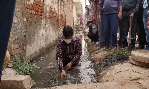 8 फीट गहरे नाले में घुस मंत्री जी ने निकाला कीचड़, लोग देखते ही अचंभित हुए 8 फीट गहरे नाले में घुस मंत्री जी ने निकाला कीचड़, लोग देखते ही अचंभित हुए