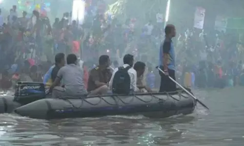 आजमगढ़ में छठ पूजा के दौरान डूबने से किशोर समेत पांच की मौत आजमगढ़ में छठ पूजा के दौरान डूबने से किशोर समेत पांच की मौत