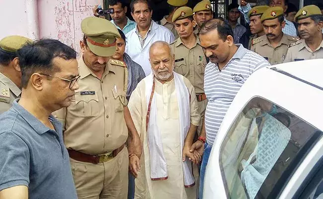 बीजेपी नेता चिन्मयानन्द के लेपटॉप और पैनड्राइव जांच के लिए भेजे बीजेपी नेता चिन्मयानन्द के लेपटॉप और पैनड्राइव जांच के लिए भेजे