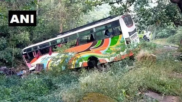 पुणे-मुंबई हाईवे पर बस खाई में गिरी, 5 यात्रियों की मौत, 25 से ज्यादा जख्मी