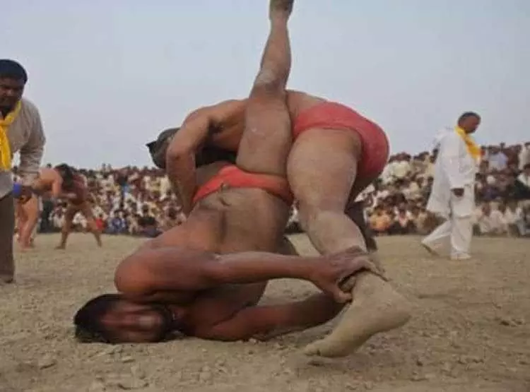 कुश्ती लड़ते हुए पहलवान की हो गई मौत, वीडियो वायरल कुश्ती लड़ते हुए पहलवान की हो गई मौत, वीडियो वायरल