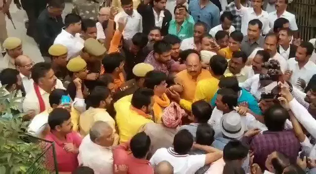 प्रयागराज: जेल से कोर्ट पहुंचे है करवरिया बन्धु, मेडिकल परीक्षण के बाद लाया गया कोर्ट, अभी कुछ देर में फैसला प्रयागराज: जेल से कोर्ट पहुंचे है करवरिया बन्धु, मेडिकल परीक्षण के बाद लाया गया कोर्ट, अभी कुछ देर में फैसला