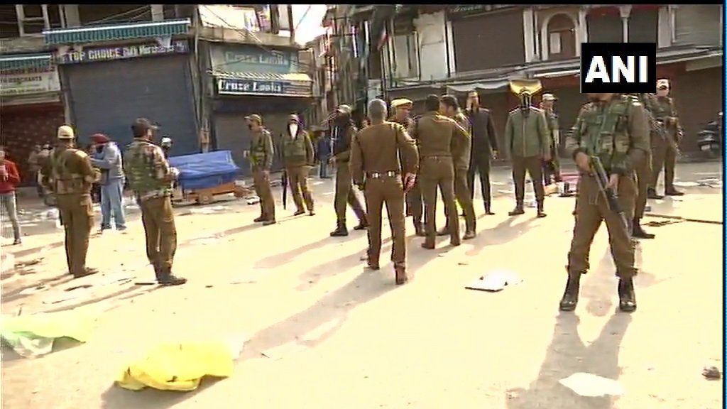 J&K : श्रीनगर में लाल चौक के पास ग्रेनेड अटैक, एक की मौत, 25 लोग घायल J&K : श्रीनगर में लाल चौक के पास ग्रेनेड अटैक, एक की मौत, 25 लोग घायल