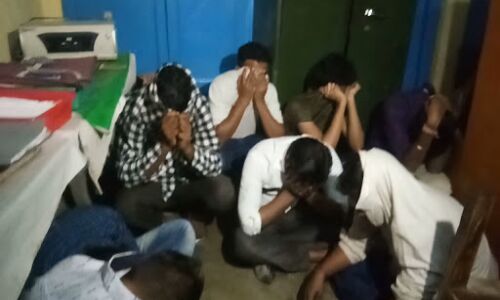 वेश्यालय में तब्दील हुए होटल ओम पैलेस में सीओ कलक्टर का छापा आठ जोड़े चढ़े हत्थे वेश्यालय में तब्दील हुए होटल ओम पैलेस में सीओ कलक्टर का छापा आठ जोड़े चढ़े हत्थे