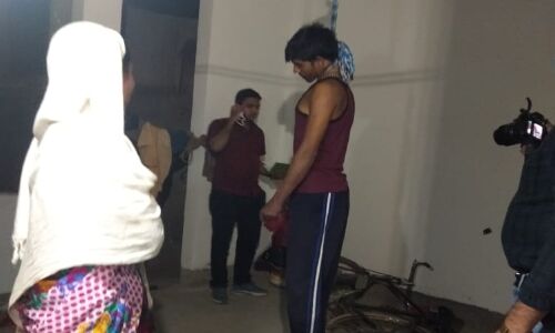 संदिग्ध परिस्थितियों के चलते युवक ने लगाई फांसी हुई मौत, इलाके मे फैली सनसनी संदिग्ध परिस्थितियों के चलते युवक ने लगाई फांसी हुई मौत, इलाके मे फैली सनसनी