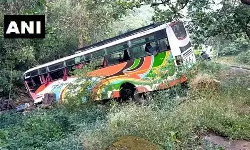 पुणे-मुंबई हाईवे पर बस खाई में गिरी, 5 यात्रियों की मौत, 25 से ज्यादा जख्मी