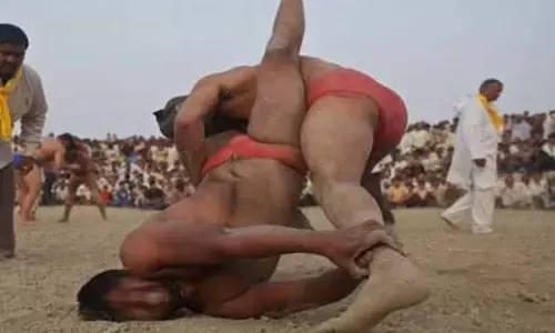 कुश्ती लड़ते हुए पहलवान की हो गई मौत, वीडियो वायरल