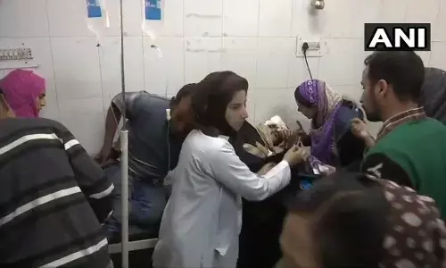 श्रीनगर में ग्रेनेड से किया गया हमला, 10 लोगों के घायल होने की खबर श्रीनगर में ग्रेनेड से किया गया हमला, 10 लोगों के घायल होने की खबर