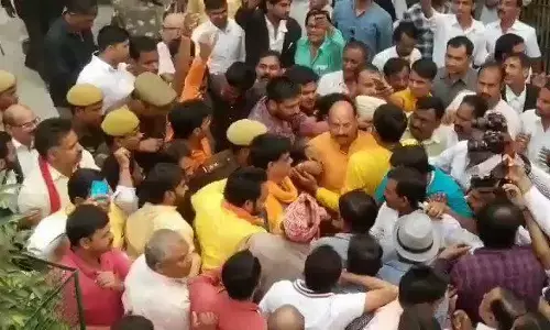 प्रयागराज: जेल से कोर्ट पहुंचे है करवरिया बन्धु, मेडिकल परीक्षण के बाद लाया गया कोर्ट, अभी कुछ देर में फैसला प्रयागराज: जेल से कोर्ट पहुंचे है करवरिया बन्धु, मेडिकल परीक्षण के बाद लाया गया कोर्ट, अभी कुछ देर में फैसला