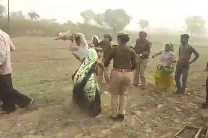 मथुरा में पुलिस के सामने बाप ने बेटे को उठाकर जमीन पर पटक दिया
