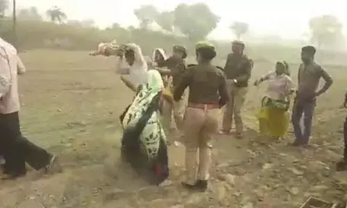 मथुरा में पुलिस के सामने बाप ने बेटे को उठाकर जमीन पर पटक दिया मथुरा में पुलिस के सामने बाप ने बेटे को उठाकर जमीन पर पटक दिया