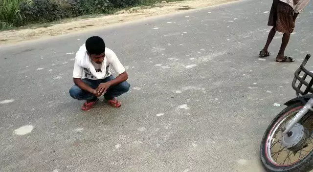 बिहार के सीतामढ़ी में चांदी की हुई बरसात, लोंगों ने बटोरी सडकों से चांदी देखिये वीडियो