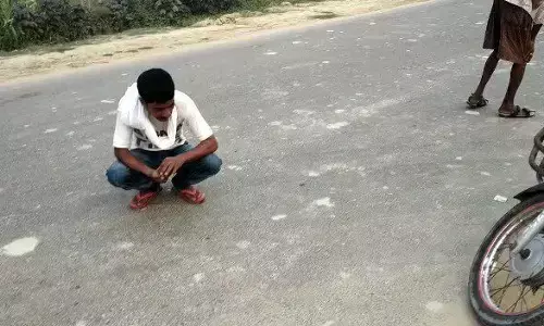 बिहार के सीतामढ़ी में चांदी की हुई बरसात, लोंगों ने बटोरी सडकों से चांदी देखिये वीडियो