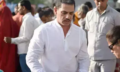 रॉबर्ड वाड्रा एक बार फिर पहुंचे, नोएडा के मैट्रो अस्पताल में, डॉक्टरों ने किया एम्स रेफर