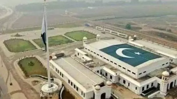 करतारपुर साहिब गुरुद्वारे की छत पर छपा है पाकिस्तानी झंडा, जानिए क्या है इसकी सच्चाई!