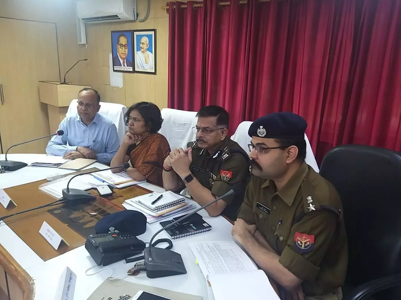 मेरठ कमिश्नर और आईजी ने ली नोएडा के अधिकारियों की मीटिंग, अयोध्या प्रकरण को लेकर तैयारियों का लिया जायजा मेरठ कमिश्नर और आईजी ने ली नोएडा के अधिकारियों की मीटिंग, अयोध्या प्रकरण को लेकर तैयारियों का लिया जायजा