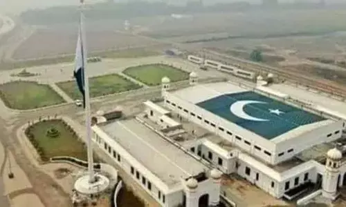 करतारपुर साहिब गुरुद्वारे की छत पर छपा है पाकिस्तानी झंडा, जानिए क्या है इसकी सच्चाई!