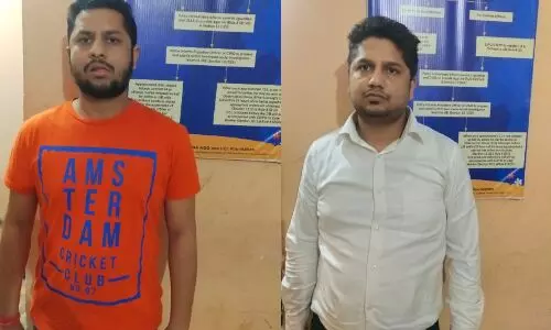 ऑनलाइन ऑर्डर पर फर्जी सामान भेजने वाले किये गिरफ्तार, एक लाख पेंसठ हजार शर्टों समेत शक्ति वर्धक दवाईयां बरामद ऑनलाइन ऑर्डर पर फर्जी सामान भेजने वाले किये गिरफ्तार, एक लाख पेंसठ हजार शर्टों समेत शक्ति वर्धक दवाईयां बरामद