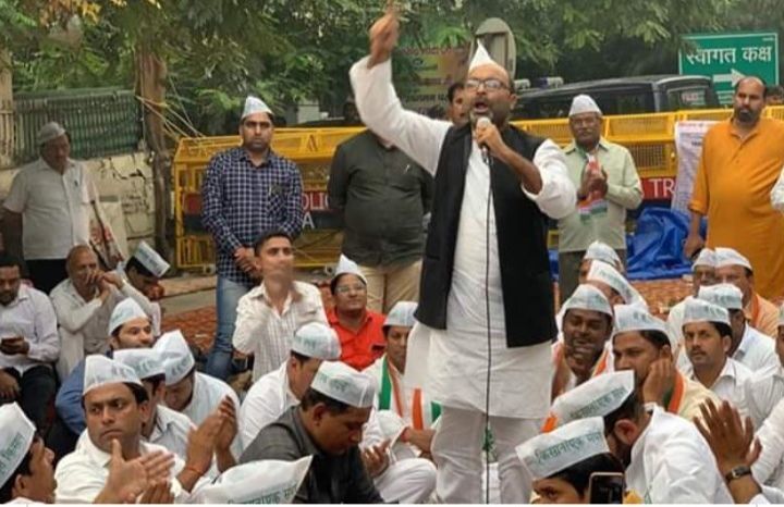 किसानों को समर्थन देने के लिए अजय कुमार लल्लू कार्यकर्ताओं सहित पहुंचे नोएडा प्राधिकरण किसानों को समर्थन देने के लिए अजय कुमार लल्लू कार्यकर्ताओं सहित पहुंचे नोएडा प्राधिकरण