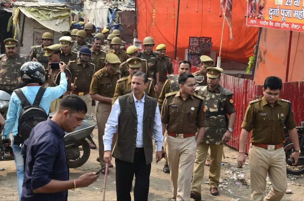 अयोध्या मामले में सुप्रीम कोर्ट के फैसले से पहले पुलिस ने नोएडा में किया फ्लैग मार्च अयोध्या मामले में सुप्रीम कोर्ट के फैसले से पहले पुलिस ने नोएडा में किया फ्लैग मार्च