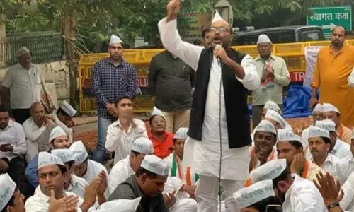 किसानों को समर्थन देने के लिए अजय कुमार लल्लू कार्यकर्ताओं सहित पहुंचे नोएडा प्राधिकरण