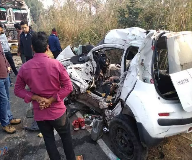 मेरठ: दोस्त की शादी में जा रहे पांच दोस्तों की दर्दनाक मौत, कार के उड़ गये परखच्चे मेरठ: दोस्त की शादी में जा रहे पांच दोस्तों की दर्दनाक मौत, कार के उड़ गये परखच्चे