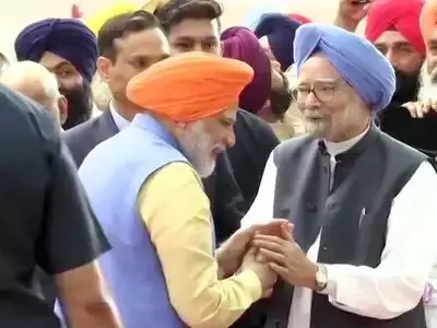 करतारपुर कॉरिडोर: जब पूर्व पीएम सरदार मनमोहन सिंह से पगड़ी पहने मिले प्रधानमंत्री नरेंद्र मोदी!