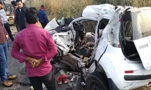 मेरठ: दोस्त की शादी में जा रहे पांच दोस्तों की दर्दनाक मौत, कार के उड़ गये परखच्चे मेरठ: दोस्त की शादी में जा रहे पांच दोस्तों की दर्दनाक मौत, कार के उड़ गये परखच्चे