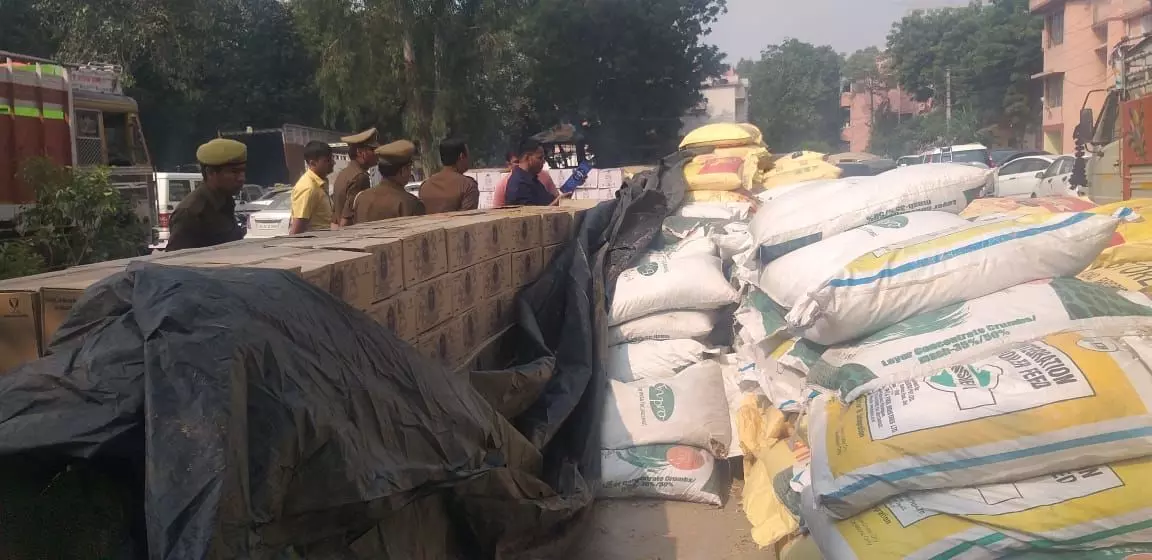 नोएडा पुलिस ने रोका ट्रक तो हैरान रह गई, 25 लाख की शराब भूसी की बोरी के नीचे छिपाकर ले जा रहे थे! नोएडा पुलिस ने रोका ट्रक तो हैरान रह गई, 25 लाख की शराब भूसी की बोरी के नीचे छिपाकर ले जा रहे थे!