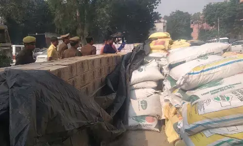 नोएडा पुलिस ने रोका ट्रक तो हैरान रह गई, 25 लाख की शराब भूसी की बोरी के नीचे छिपाकर ले जा रहे थे! नोएडा पुलिस ने रोका ट्रक तो हैरान रह गई, 25 लाख की शराब भूसी की बोरी के नीचे छिपाकर ले जा रहे थे!