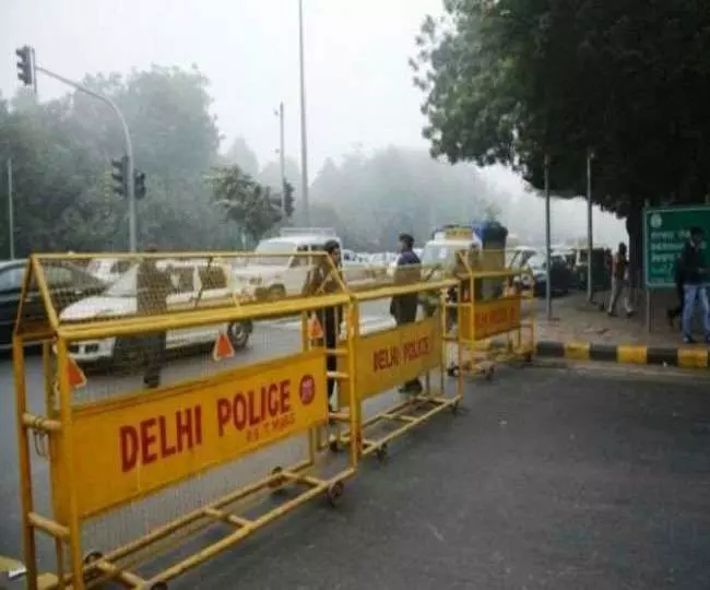 Route Diversion in Delhi: दिल्ली में 32 जगहों पर रूट डायवर्जन, जाम से बचने के लिए पढ़ें यह खबर