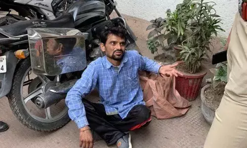 हत्यारा पति पत्नी का कटा सर लेकर पहुंचा थाने