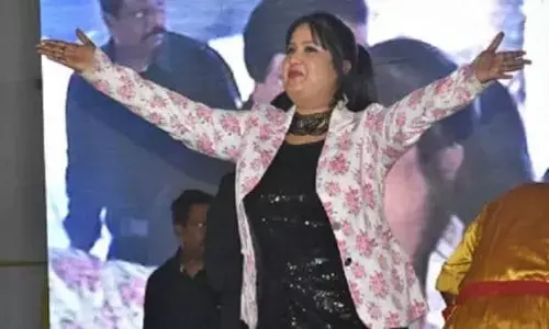 बिहार में छोटे कपड़े पहनकर डांस करने पर गायिका देवी का कार्यक्रम कराया बंद