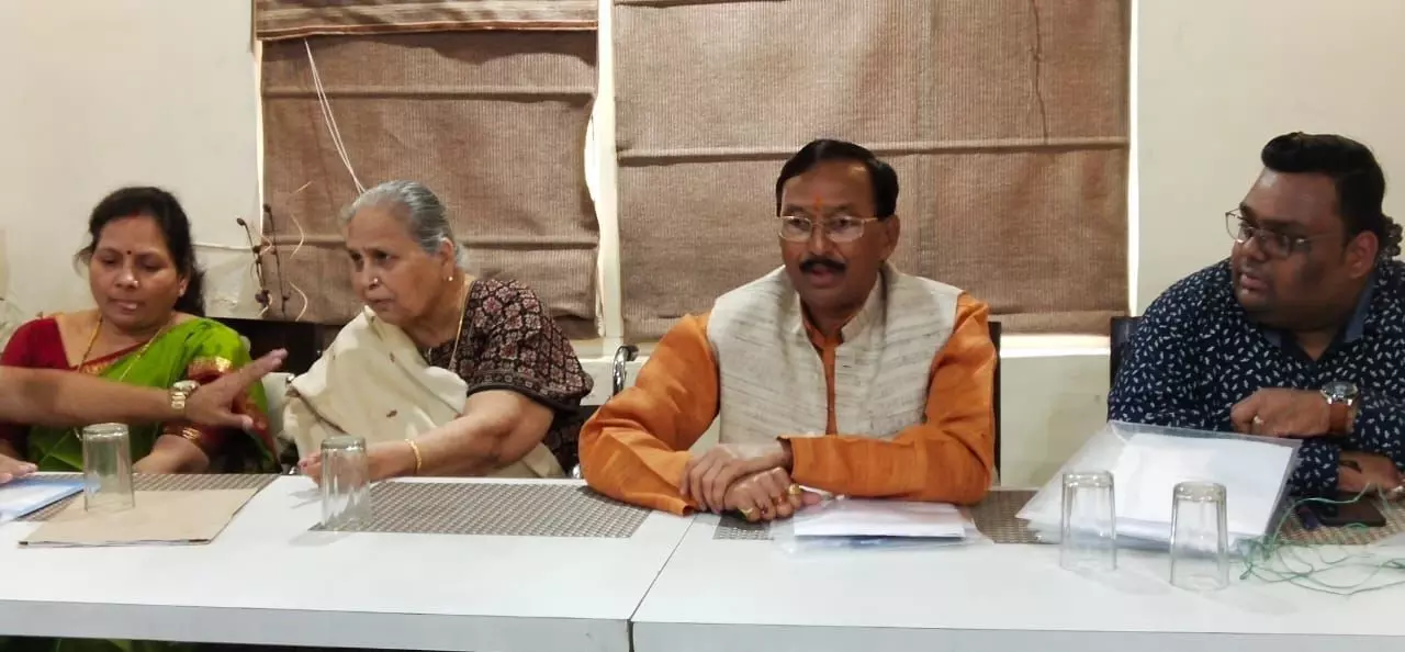 इलाहाबाद: व्यापारी और वकील बेटे को जान से मारने की धमकी इलाहाबाद: व्यापारी और वकील बेटे को जान से मारने की धमकी