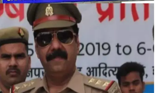 एक लाख का इनाम पाने वाला यूपी पुलिस का थानां प्रभारी कैसे खुद बन गया इनामी?