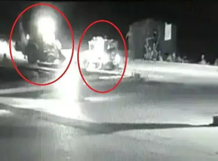 JCB ड्राइवर के सिर पर सवार हुआ खून, कुचल दी पुलिस की गाड़ी, फिर... JCB ड्राइवर के सिर पर सवार हुआ खून, कुचल दी पुलिस की गाड़ी, फिर...