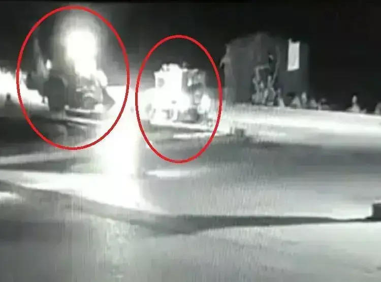 JCB ड्राइवर के सिर पर सवार हुआ खून, कुचल दी पुलिस की गाड़ी, फिर... JCB ड्राइवर के सिर पर सवार हुआ खून, कुचल दी पुलिस की गाड़ी, फिर...