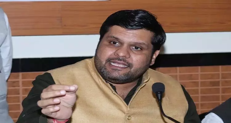 कांग्रेस के गौरव वल्लभ ने सीएम रघुवर दास को दी चुनौती कांग्रेस के गौरव वल्लभ ने सीएम रघुवर दास को दी चुनौती