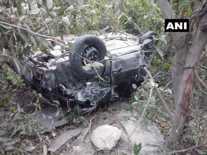 हिमाचल प्रदेश: मंडी जिले में खाई में गिरी कार, 3 लोगों की मौत, 3 घायल