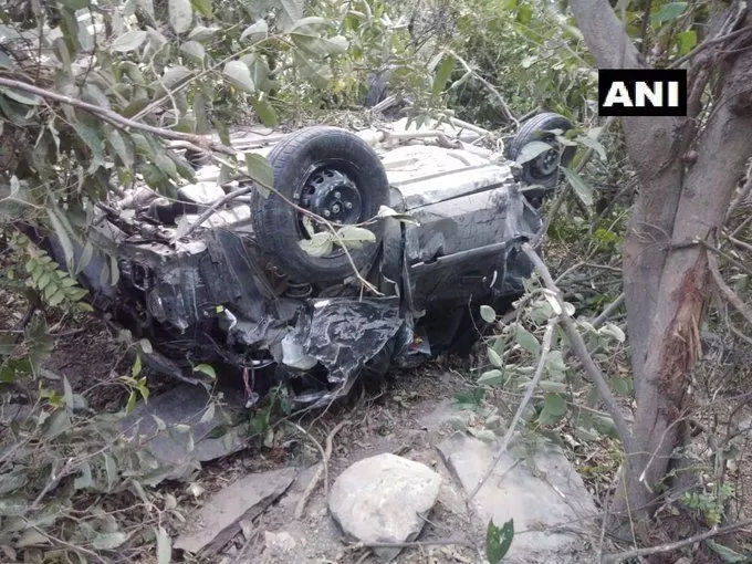 हिमाचल प्रदेश: मंडी जिले में खाई में गिरी कार, 3 लोगों की मौत, 3 घायल हिमाचल प्रदेश: मंडी जिले में खाई में गिरी कार, 3 लोगों की मौत, 3 घायल