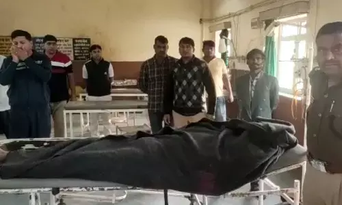 थाने में गोली की आवाज सुनकर हड़कंप मच गया. पुलिसकर्मी भागकर मौके पर पहुंचे तो हेड कॉन्स्टेबल खून से लथपथ पड़ा था