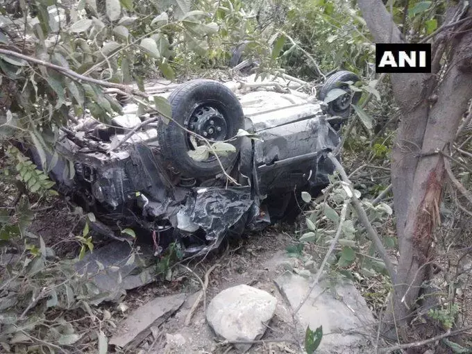 हिमाचल प्रदेश: मंडी जिले में खाई में गिरी कार, 3 लोगों की मौत, 3 घायल