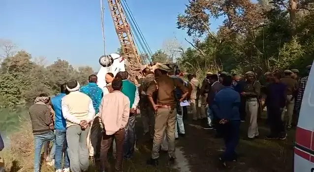 बिजनौर में नहर में गिरी कार, 4 डूबे