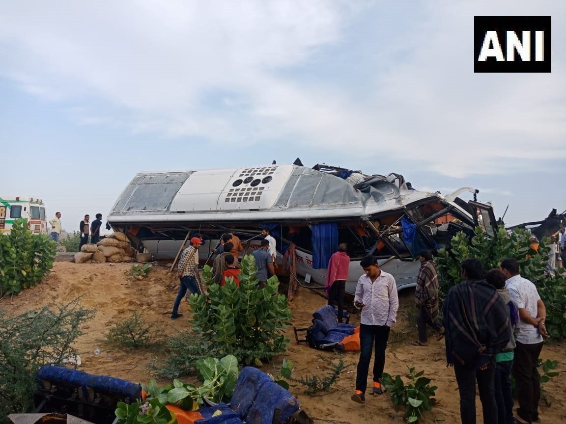 10 लोंगों की लाश और 20-25 लोग घायल देखकर लोगों के उड़े होश 10 लोंगों की लाश और 20-25 लोग घायल देखकर लोगों के उड़े होश