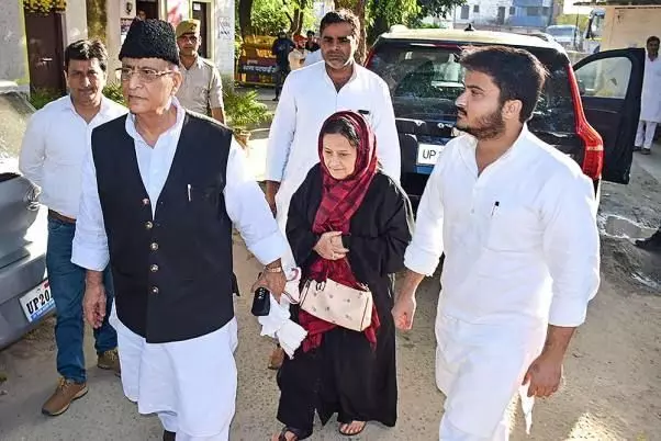 आजम खान के परिवार को कोर्ट से झटका, जारी किया गैर जमानती वारंट