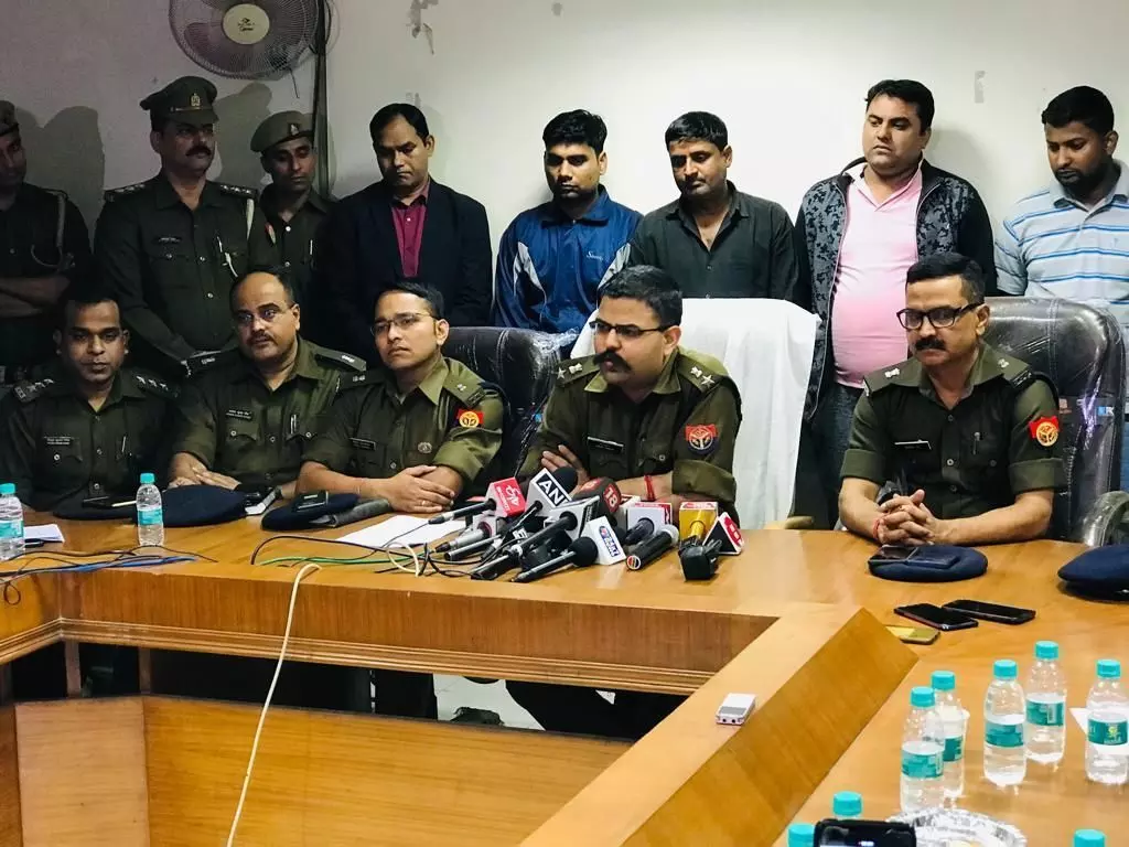 होमगार्डों की ड्यूटी लगाने के मामले में हुए करोड़ों रुपये के घोटाले में पाँच अधिकारी गिरफ्तार होमगार्डों की ड्यूटी लगाने के मामले में हुए करोड़ों रुपये के घोटाले में पाँच अधिकारी गिरफ्तार