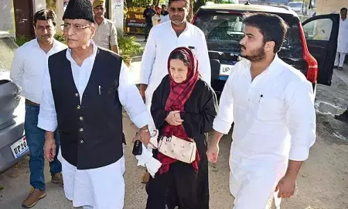 आज़म खान के बेटे को गिरफ्तार नहीं करने पर रामपुर पुलिस को कोर्ट ने लगाई फटकार आज़म खान के बेटे को गिरफ्तार नहीं करने पर रामपुर पुलिस को कोर्ट ने लगाई फटकार